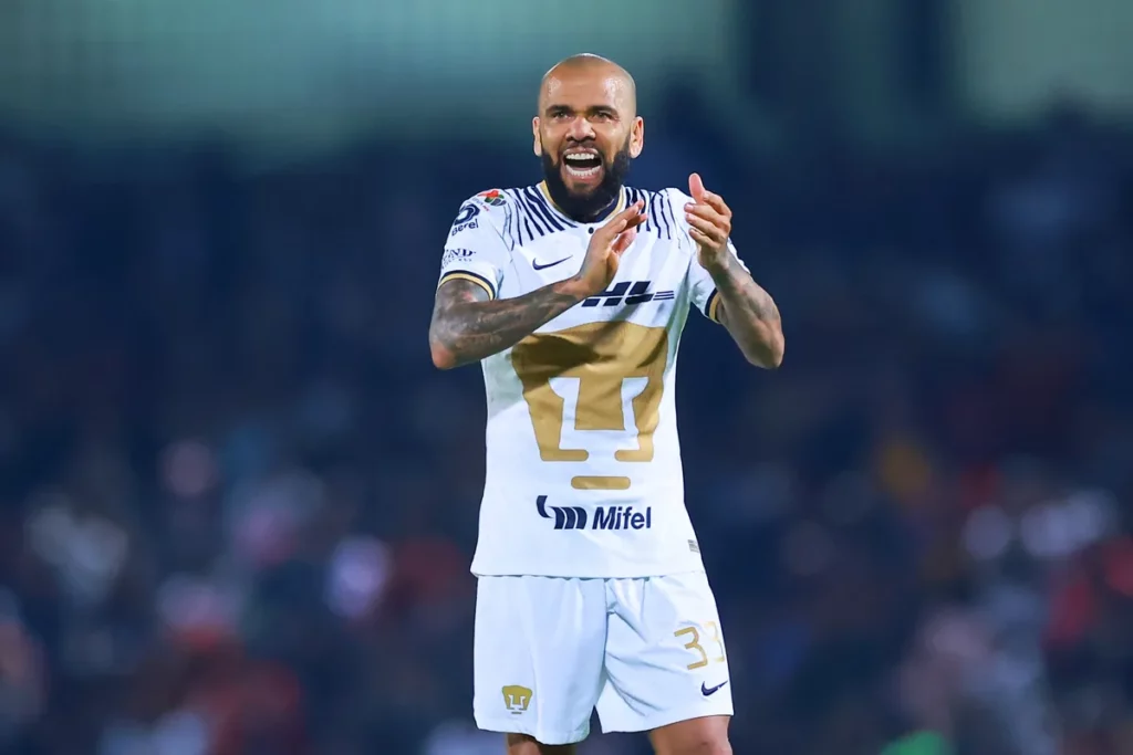 Daniel Alves moverá ao menos três ações contra o Pumas, segundo mídia internacional