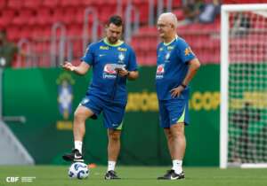 Dorival Júnior ignora tropeços e repete discurso de evolução na seleção