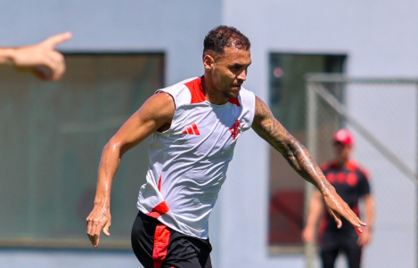 Dupla treina com bola e fica perto de retorno no Internacional 1 Dupla do Internacional se aproxima de retorno