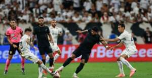 Gil dispara contra arbitragem após eliminação do Santos: 'O juiz tem que ter mais culhão'