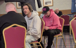 Jogador do Manchester City é visto saindo bêbado de bar na Inglaterra