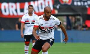 Lucas Moura permanece fazendo atividades separada e é dúvida no São Paulo