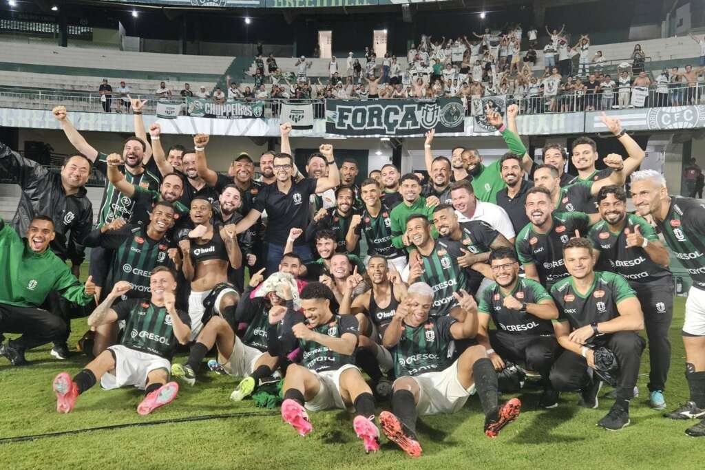 PARANAENSE: Maringá segura Coritiba e garante vaga na semifinal (Foto: Maringá)
