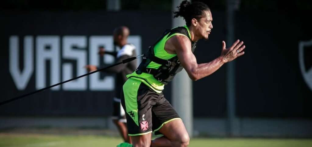 Maurício Lemos é o favorito para ser titular na zaga do Vasco