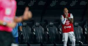 Caixinha diz que Neymar ficou fora do jogo por desconforto e ressalta: 'Não penso na seleção'