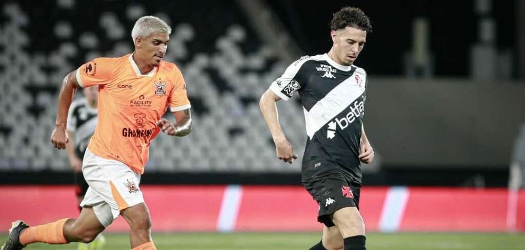 Nuno Moreira estreia pelo Vasco e Carille elogia: ‘Muito bom’