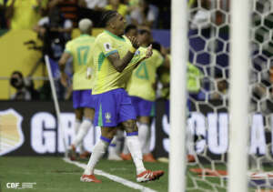 Raphinha avalia vitória sofrida como 'virada de chave' para a seleção
