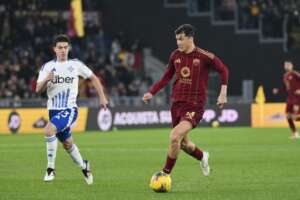 Roma leva sufoco, mas reage no segundo tempo e derrota o Como de virada no Italiano