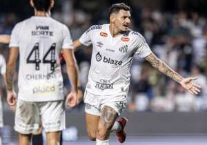 Sob olhares de Neymar, Santos goleia Coritiba em amistoso