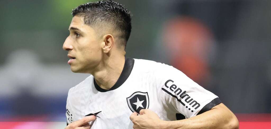 Botafogo fica perto de renovar com Savarino até 2028