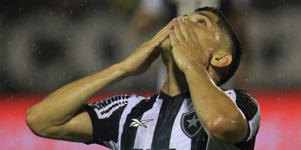 Botafogo acerta renovação de Savarino até junho de 2028