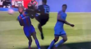 Atacante leva 'voadora' na cabeça e sai de campo de maca. VÍDEO