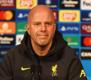 Técnico do Liverpool se arrepende de ofensas a árbitro: 'Devo dar exemplo'