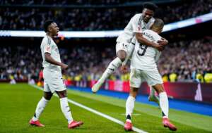 Com gols de Mbappé e Vini Jr., Real Madrid cola no líder Barcelona