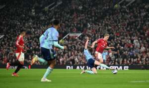 Arsenal empata com United e Liverpool abre 15 pontos no Inglês