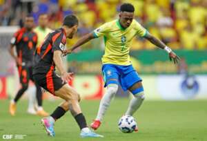 Imprensa destaca 'esporro' de Raphinha, mas exalta Vini Jr: 'Herói'