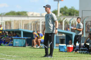 Técnico da Ferroviária lamenta derrota e projeta decisão com o Grêmio Prudente