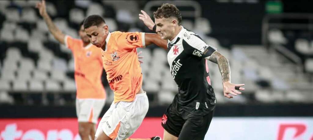 Vasco promove leilão de camisa rasgada de Vegetti