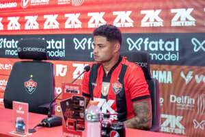 Vitória encerra contrato do volante Val Soares, que vai jogar no Japão
