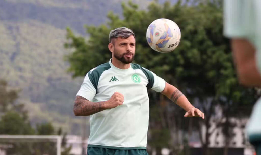 Jogador da Chapecoense lamenta agressões e denuncia ameaças de morte