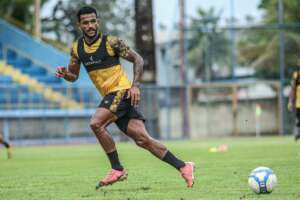 Amazonas contrata zagueiro e atacante para disputa da Série B