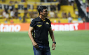 Zé Ricardo lamenta eliminação do Criciúma, mas reforça: 