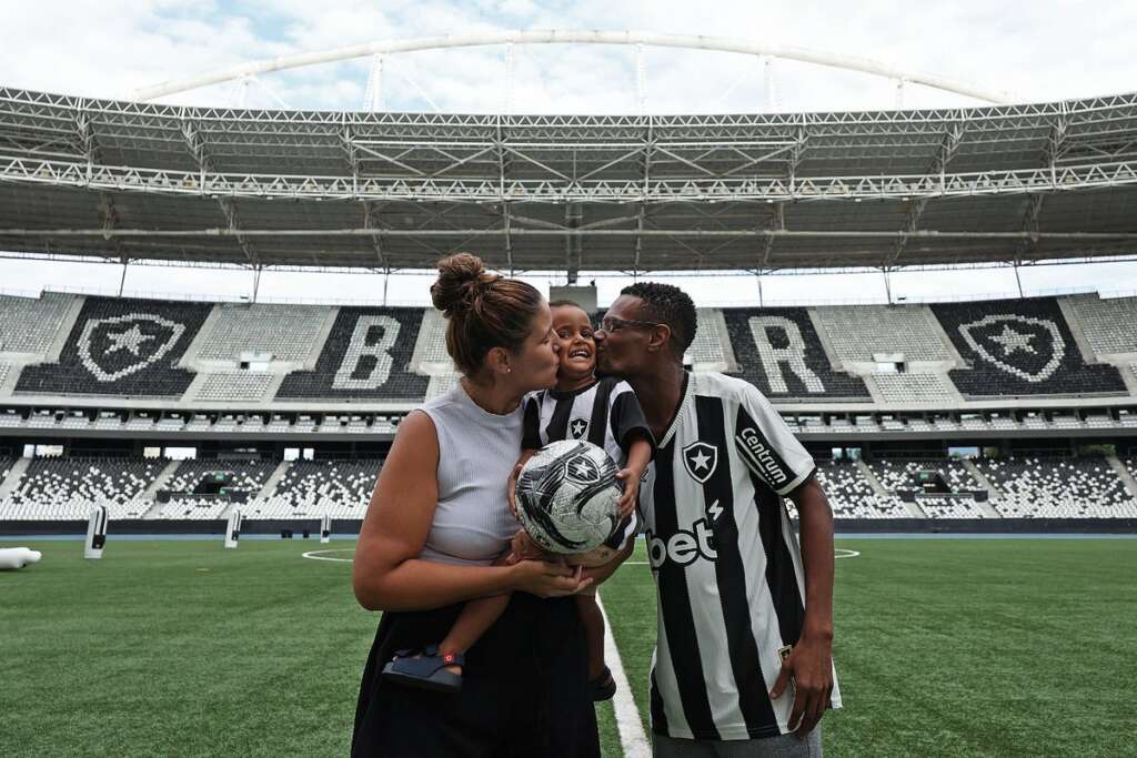 Repórter baleado no RJ chora ao conhecer atleta do Botafogo