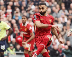 Salah faz dois de pênalti e Liverpool dispara na liderança do Inglês