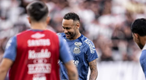 Neymar fez testes e ficou no banco sabendo que não ia jogar