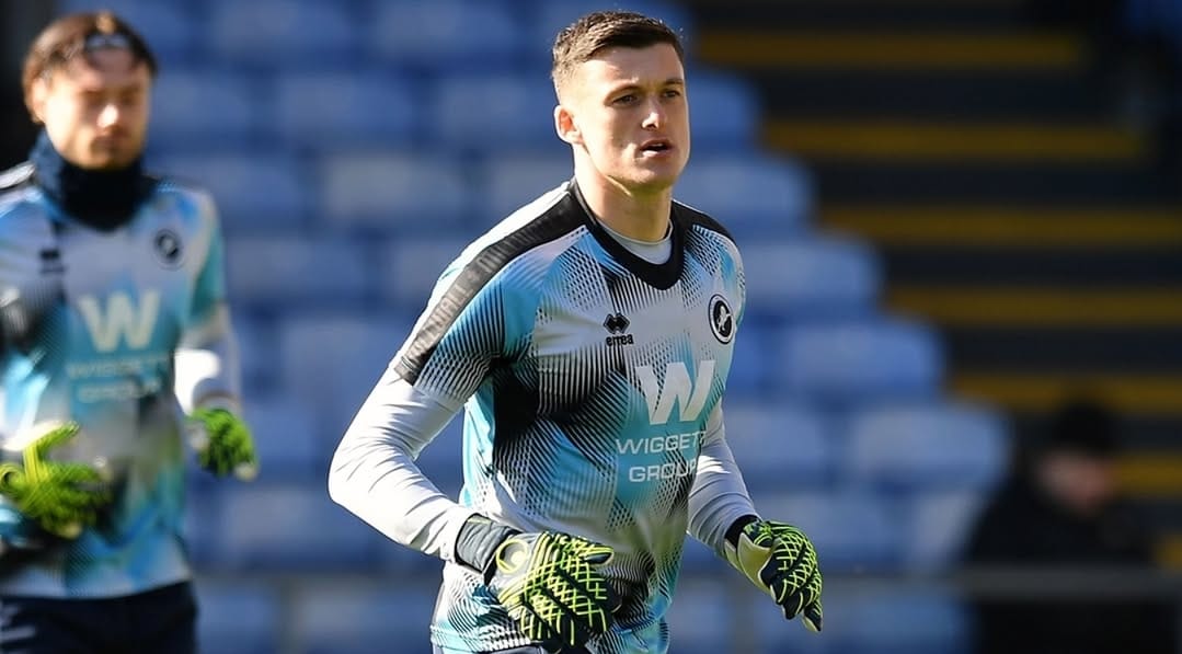 Goleiro que chutou adversário na Inglaterra pode pegar punição severa