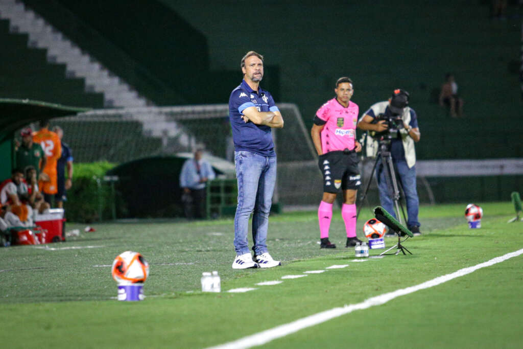 Treinadorzada anda 'caindo'; logo, que Maurício Souza e Valentim que se cuidem