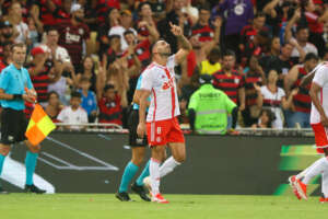 Destaque de Roger Machado, volante commpleta 100 jogos no Internacional