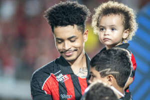 Vitória terá Matheuzinho para confronto com o Defensa y Justicia