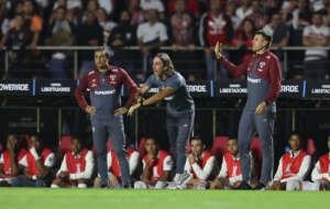 Diretor do São Paulo garante Zubeldía pelo menos até o clássico com o Santos