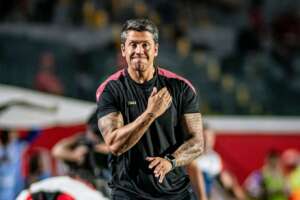 Vitória mostra força contra o Fortaleza e Carpini celebra entrega