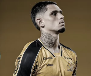 Criciúma coloca multa milionária e renova com promessa Viny Azarias até 2027