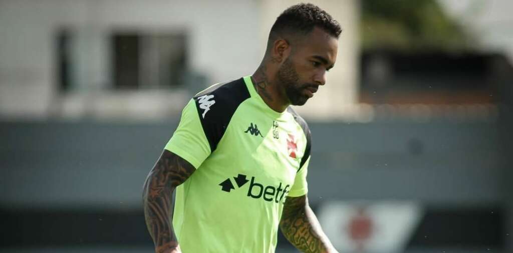 Alex Teixeira volta a ganhar espaço com Carille no Vasco