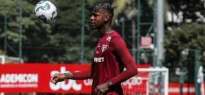 Zagueiro 'esquecido' no São Paulo atrai interesse do Santos