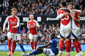Arsenal goleia Ipswich e adia o título inglês do Liverpool