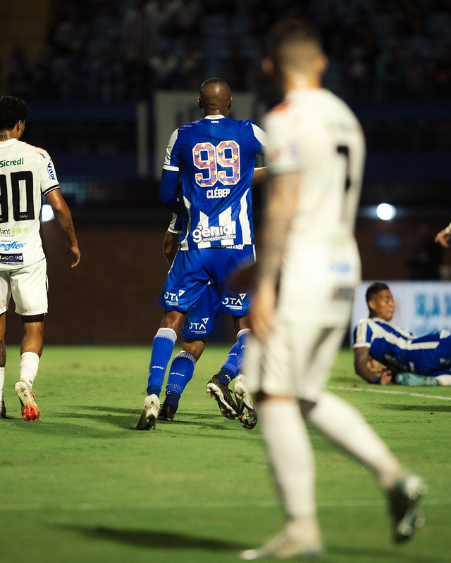 Série B: Avaí realiza leilão beneficente de camisas da vitória sobre o Operário 4 Avai faz leilao beneficente de camisas personalizadas 1