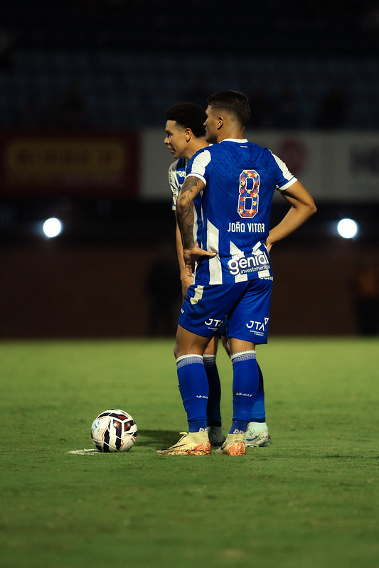Série B: Avaí realiza leilão beneficente de camisas da vitória sobre o Operário 2 Avai faz leilao beneficente de camisas personalizadas 3