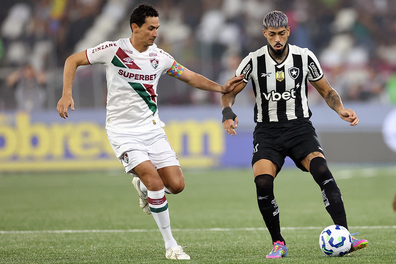 Botafogo 2 x 0 Fluminense - Fogão mantém tabu e entra no G6 4 Botafogo bate Fluminense no Brasileirao 2