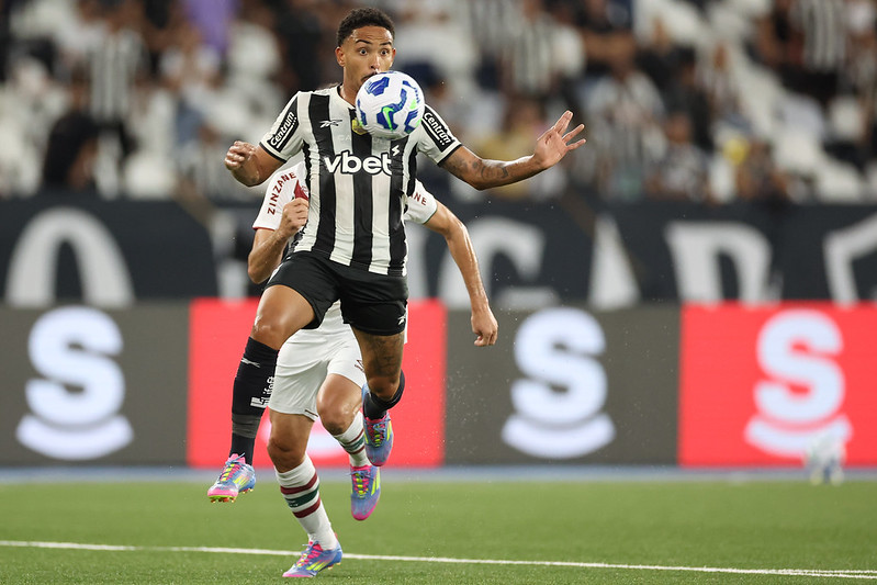 Botafogo 2 x 0 Fluminense - Fogão mantém tabu e entra no G6 2 Botafogo bate Fluminense no Brasileirao 3