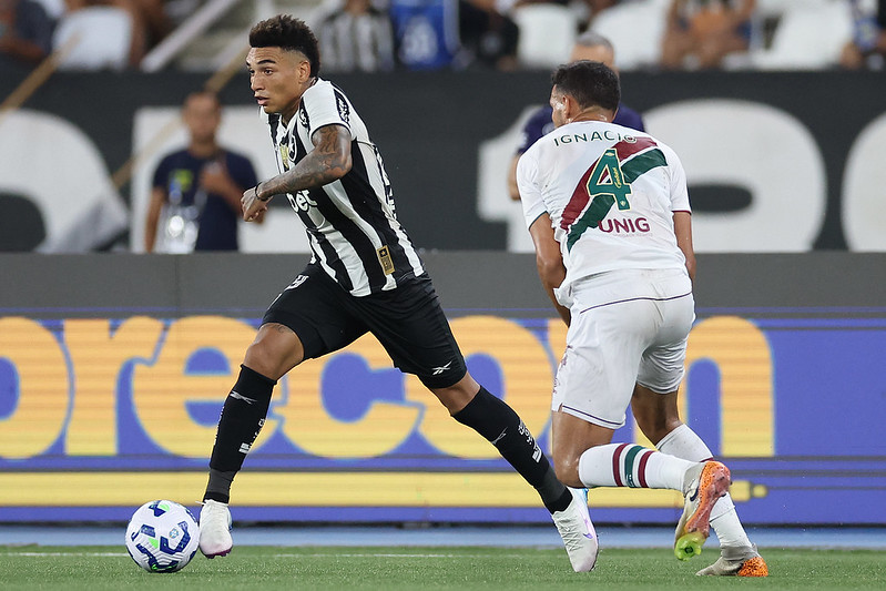 Botafogo 2 x 0 Fluminense - Fogão mantém tabu e entra no G6 3 Botafogo bate Fluminense no Brasileirao