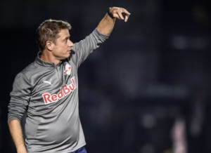 Seabra promete postura agressiva do Bragantino contra Fluminense