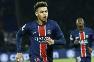 PSG supera Dibu Martínez, bate Aston Villa e fica perto da semifinal da Liga dos Campeões