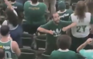 Palmeiras identifica torcedor autor de gestos racistas, aplica punições e vai acionar a Justiça