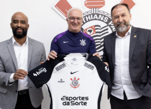 Dorival Jr. é oficializado no Corinthians e completa circuito ao passar pelos 4 arquirrivais de SP