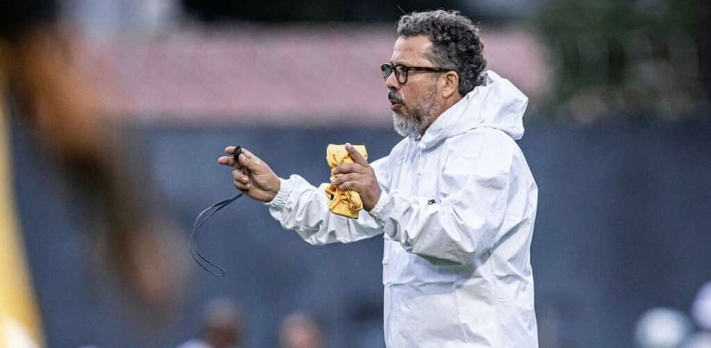 Cléber Xavier é apresentado no Santos e elogia Neymar: ‘Um ídolo’