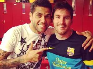 Daniel Alves-Messi-2013